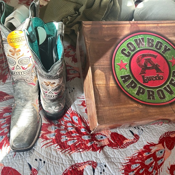 Brand New Corral Black and Gray Skull Embroidered pair of boots Square toe - Picture 2 of 5